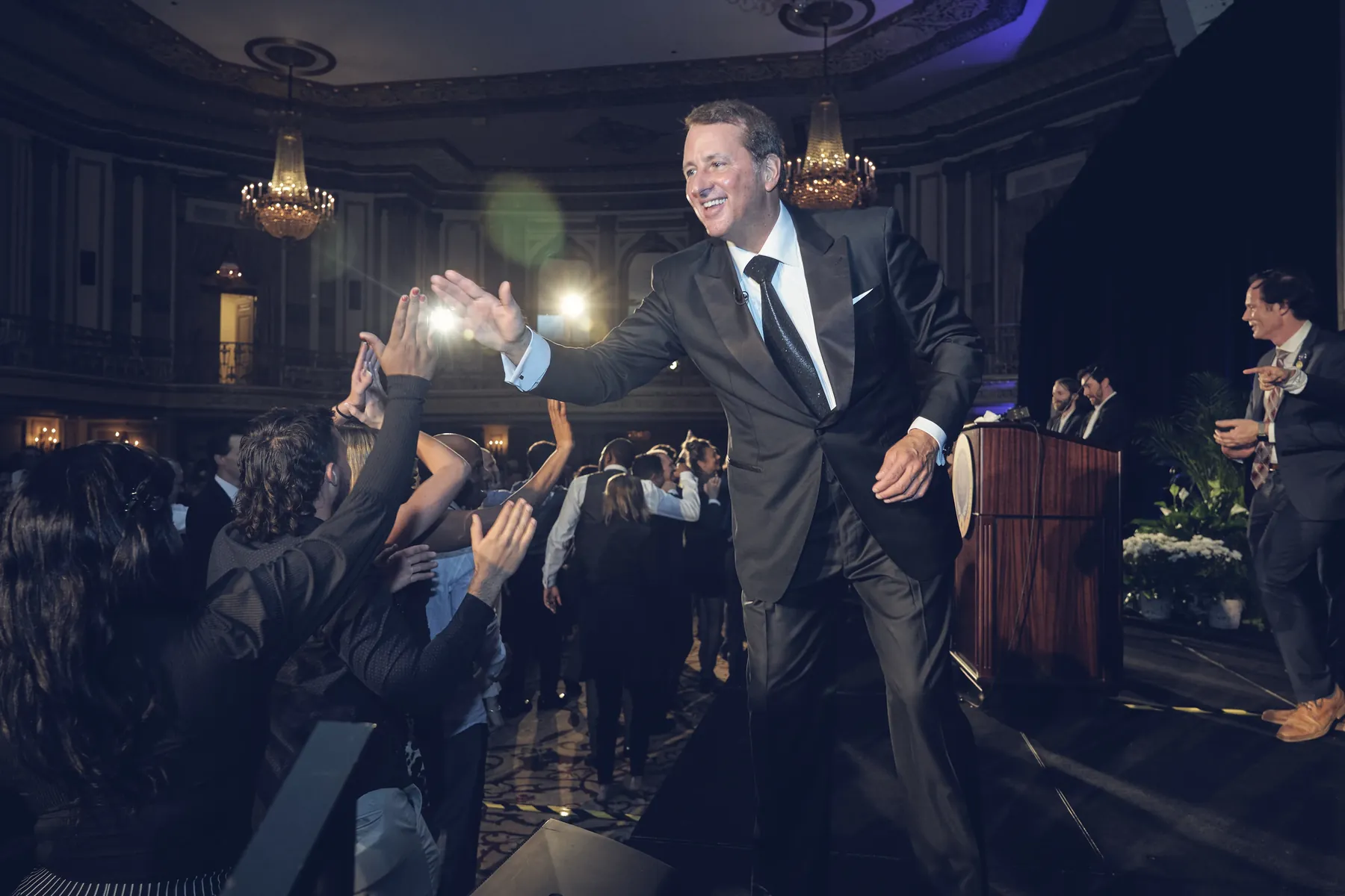 Kevin Trudeau greeting an audience from the stage